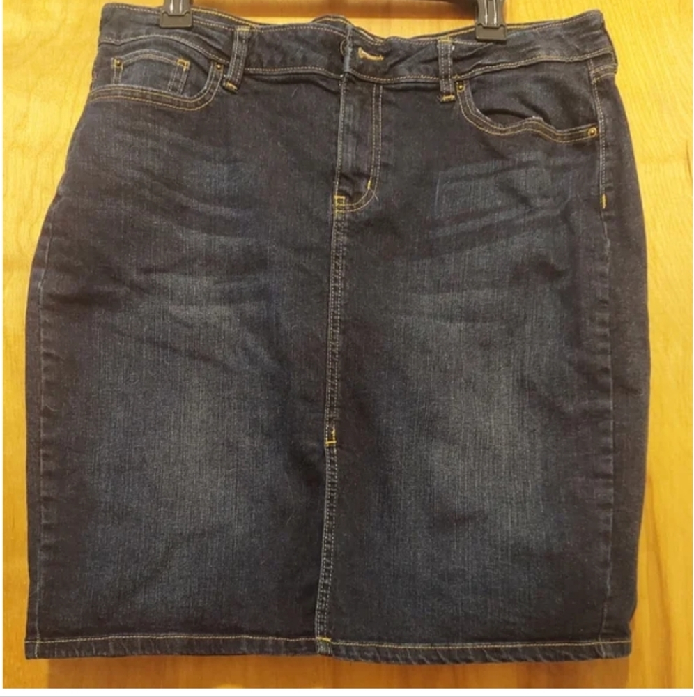 GAP  Short Denim Skirt with Pockets.